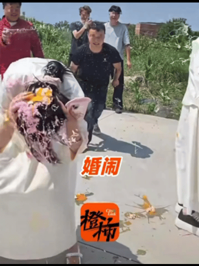 云南昭通，接亲时，两个伴娘被一群男子团团围住。忽然，一个男子拿起生鸡蛋，“啪”的