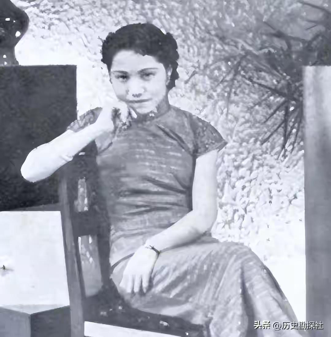 王铎：章含之母亲的生活照
朋友们，章含之是大名人，没人不知道。但是她的母亲，还是