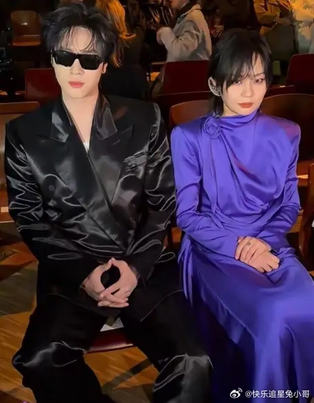 周笔畅这是和展轩不熟吗，两人都全程板着脸！笔笔太可爱了！最近周笔畅现身Mugle