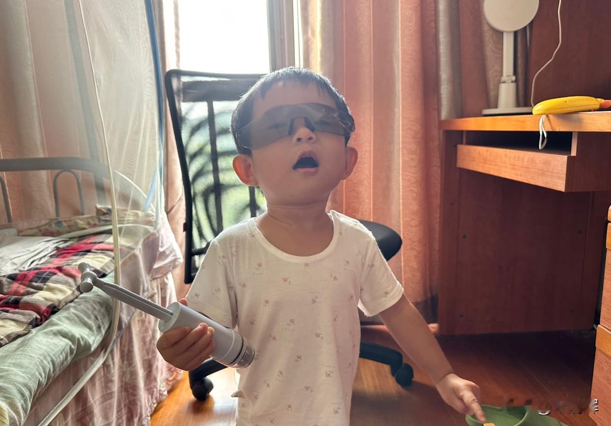 （1432）：孩子，早上好。今天气温明显回升，中午可能会较热，深圳的秋天总是很短