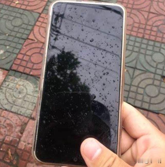 青海西宁，一大妈捡到一部手机，因拒绝归还失主，挑衅民警，被民警双手扭至背后铐上手