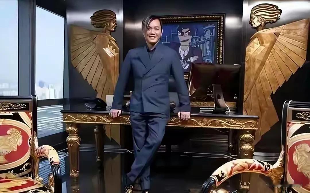 澳门赌坛风云变幻，洪永时曾以“新赌王”之名掀起波澜。他行事张扬，曾一口气买下30