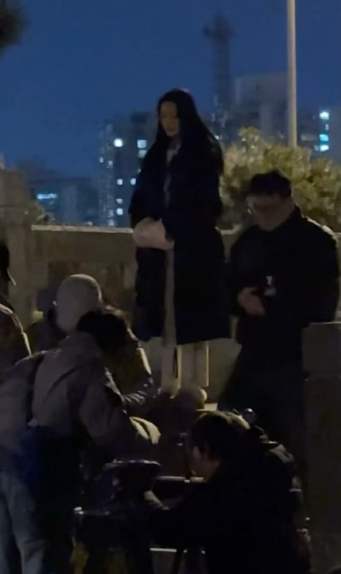 胡歌李沁人间有味骑自行车胡歌李沁人间有味路透胡歌骑自行车带着李沁，画面温暖又清新