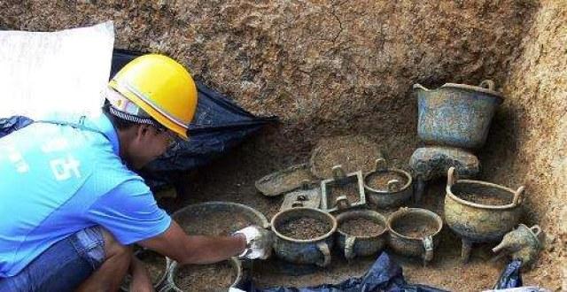 “绝不上交！这是我挖到的宝贝！”西安大爷翻修祖屋，竟挖出8件古董，经过鉴定以后建