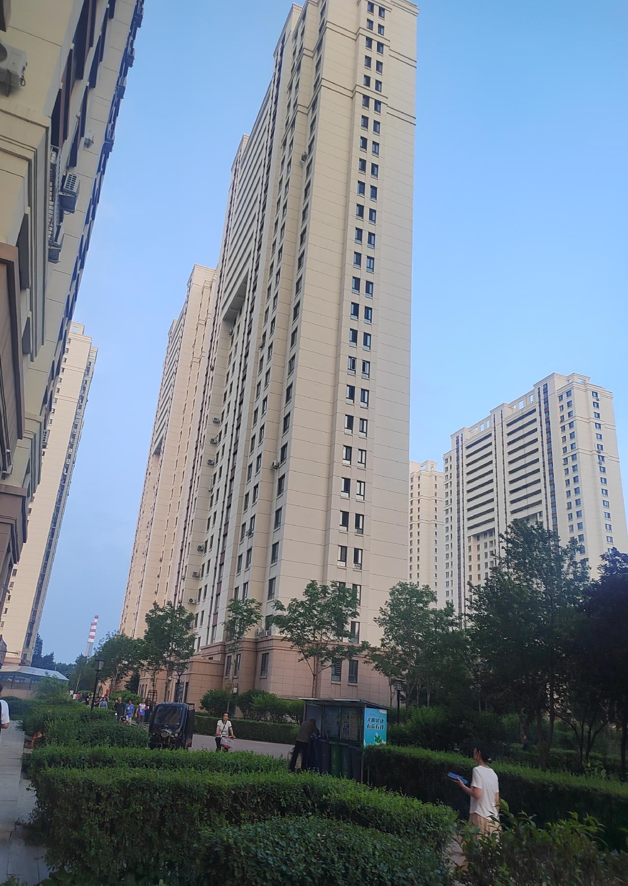 昨天下班跟随了一个小男孩，从出地铁一直就看手机看到自己家单元门口，看啥消息能看这