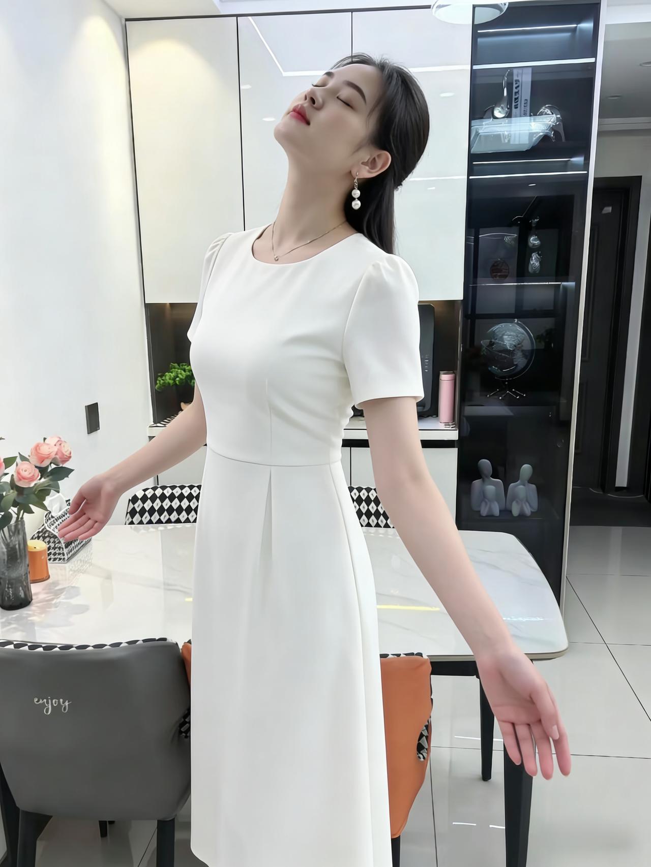 白裙漫过锦绣屏，笑靥开时蝶不惊。
满室春光藏不住，随风偷吻鬓边星。