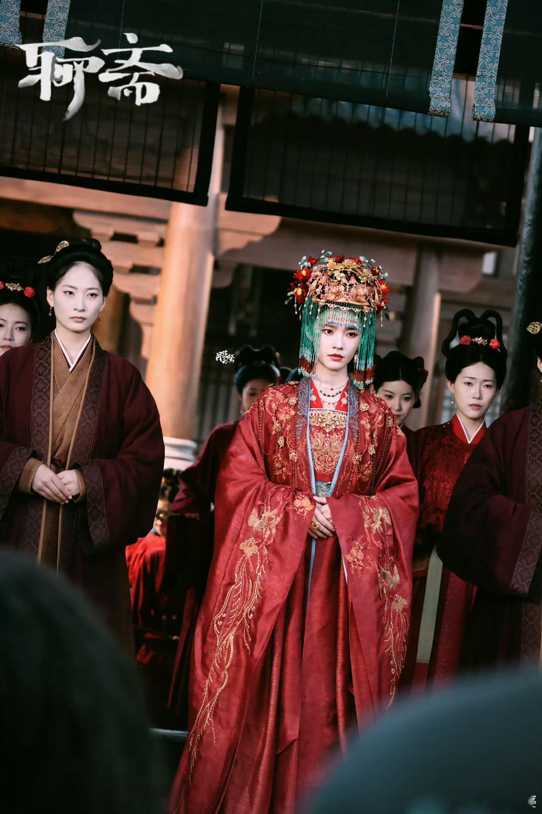 美炸啦!中式红衣婚嫁造型，破碎感神秘感溢出屏幕。林允这逃婚鬼新娘造型，随手一截都