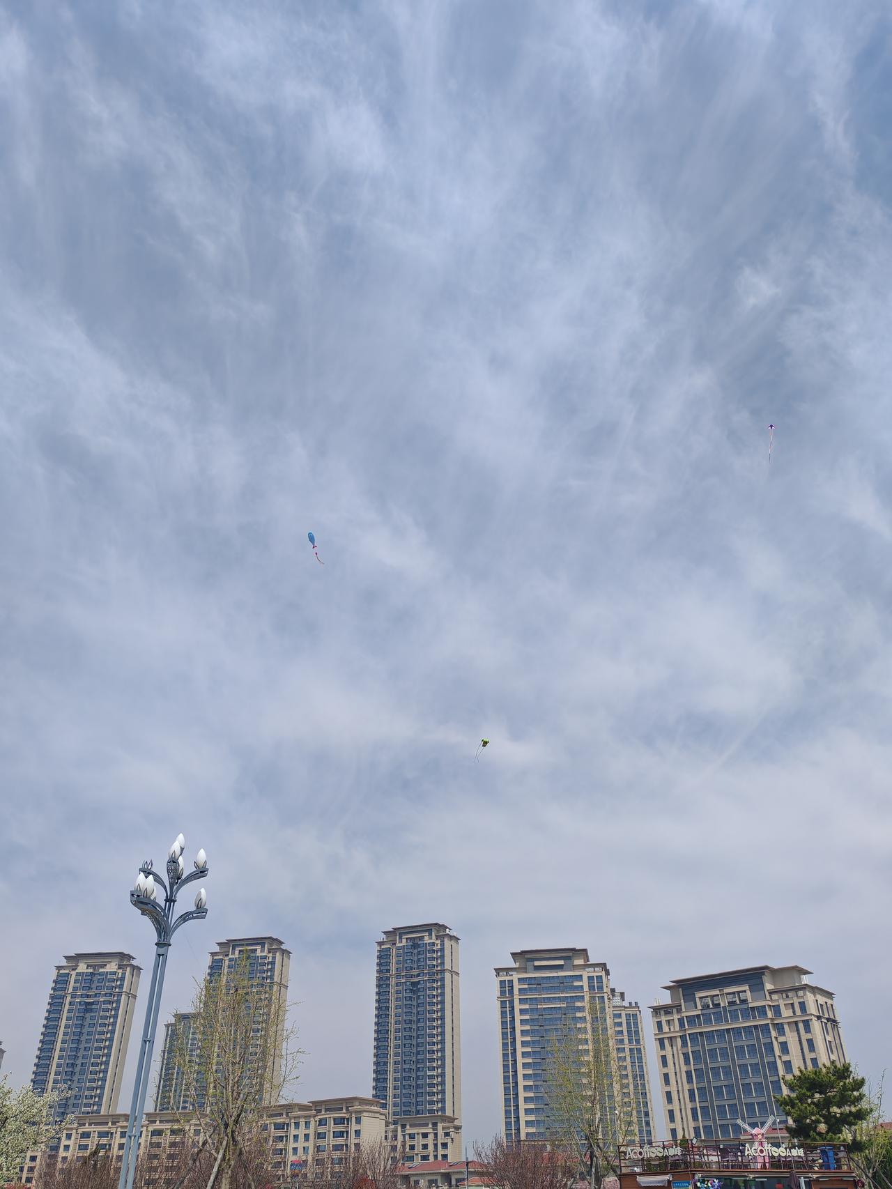微风吹拂，一切刚刚好。正是放风筝的好时节。
不是节假日，今天放风筝的是三位六十多