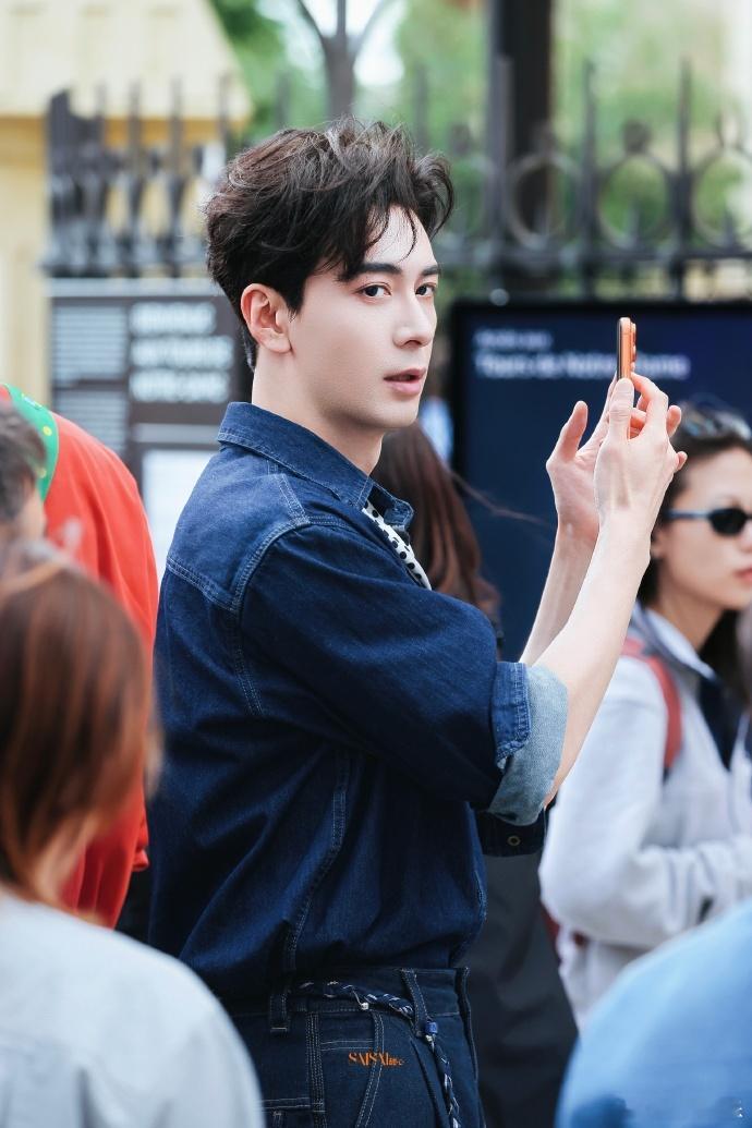 陈星旭地球2巴黎路透陈星旭地球2路透啃了一路法棍法棍男神出征巴黎！陈星旭街头啃法