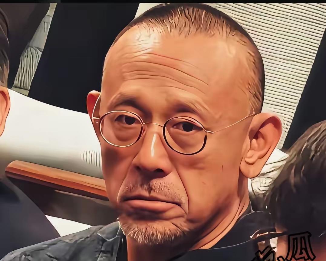 哎呦我的天呐，著名演员姜文怎么老成这样了，都认不出来了，妥妥的老头子了。头发也差