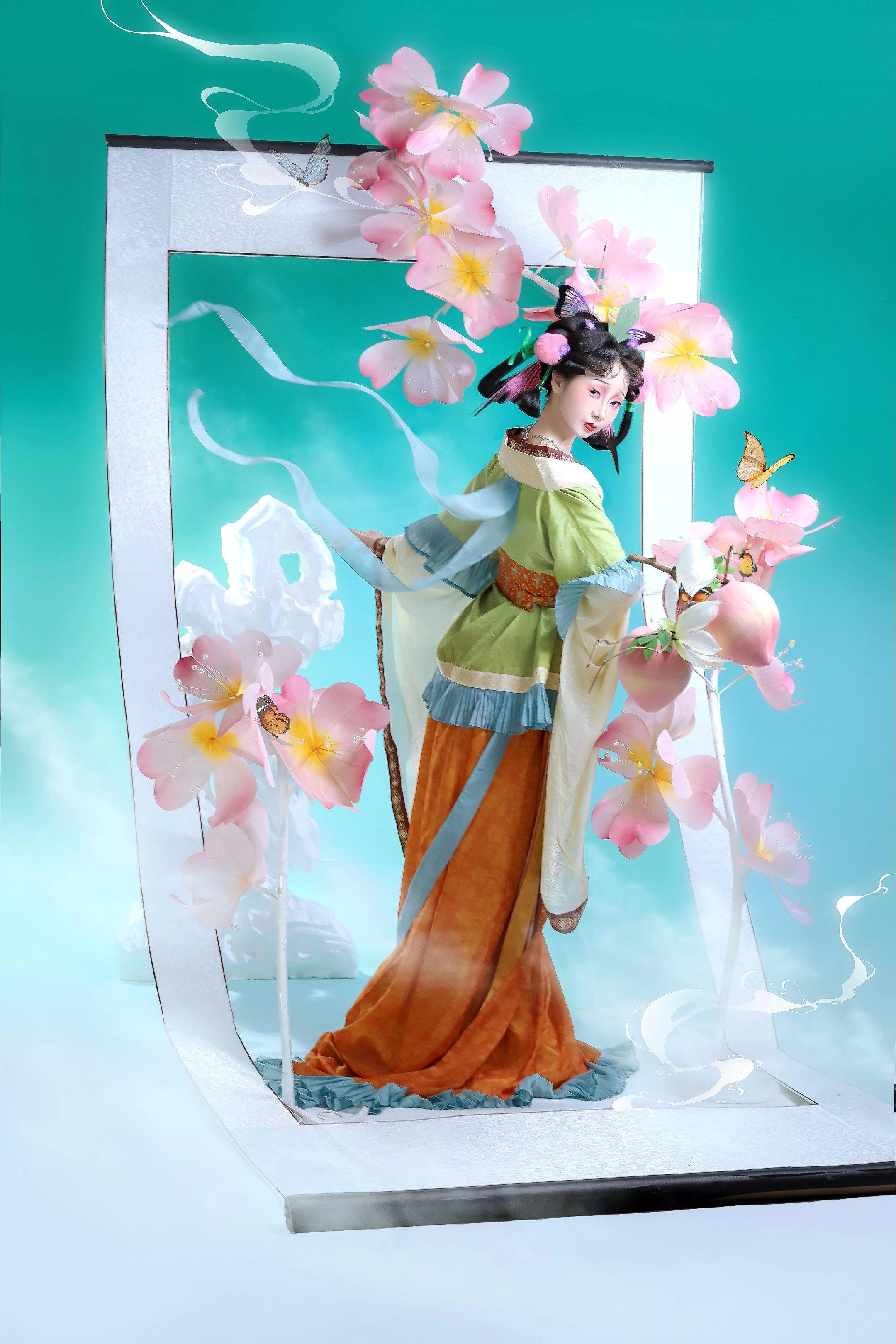 和羞走，倚门回首，却把青梅嗅。