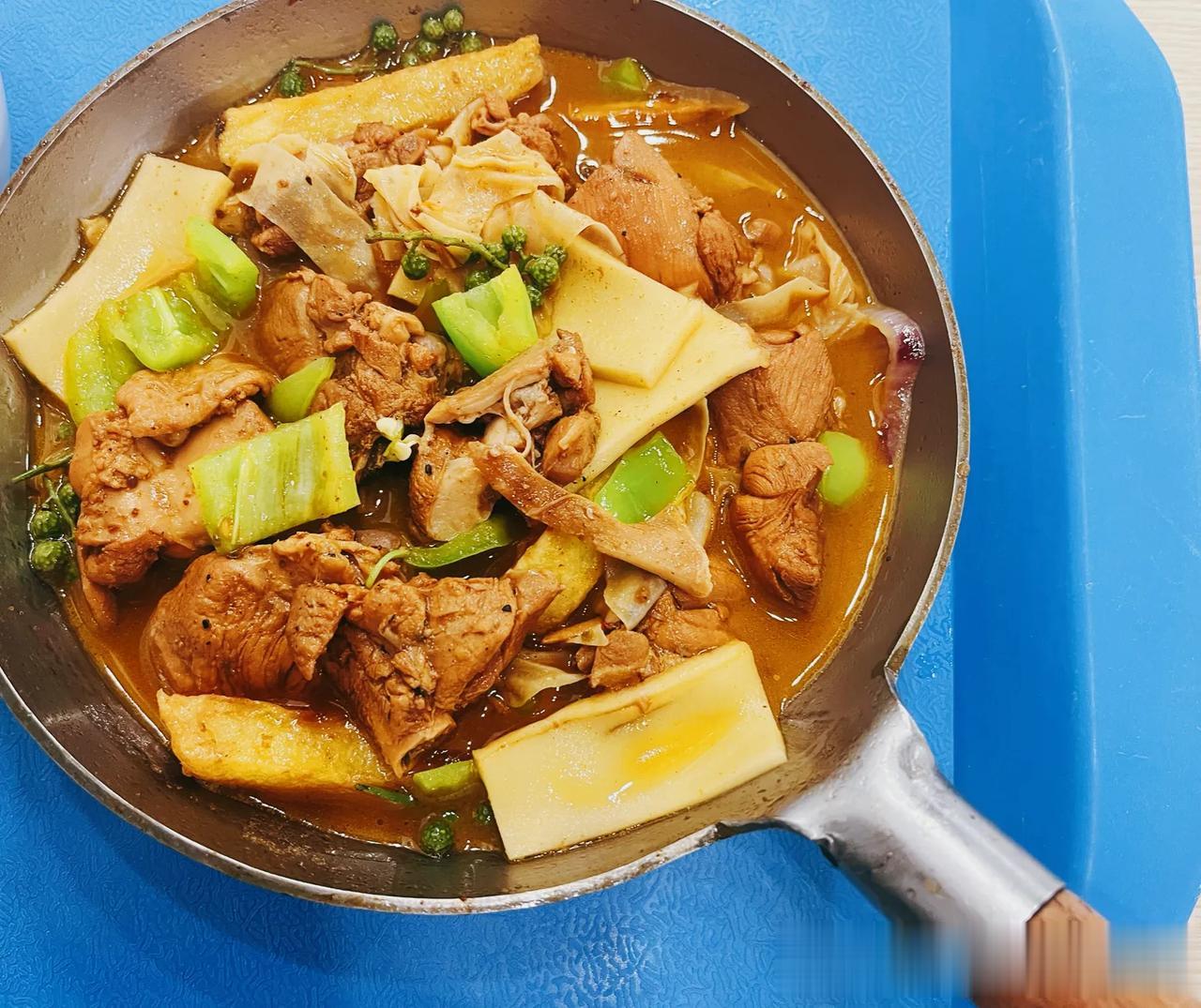 9.2日在校大学生食堂干饭系列第4️⃣弹
青花椒炒鸡米饭🍚/消费14元
路过刷