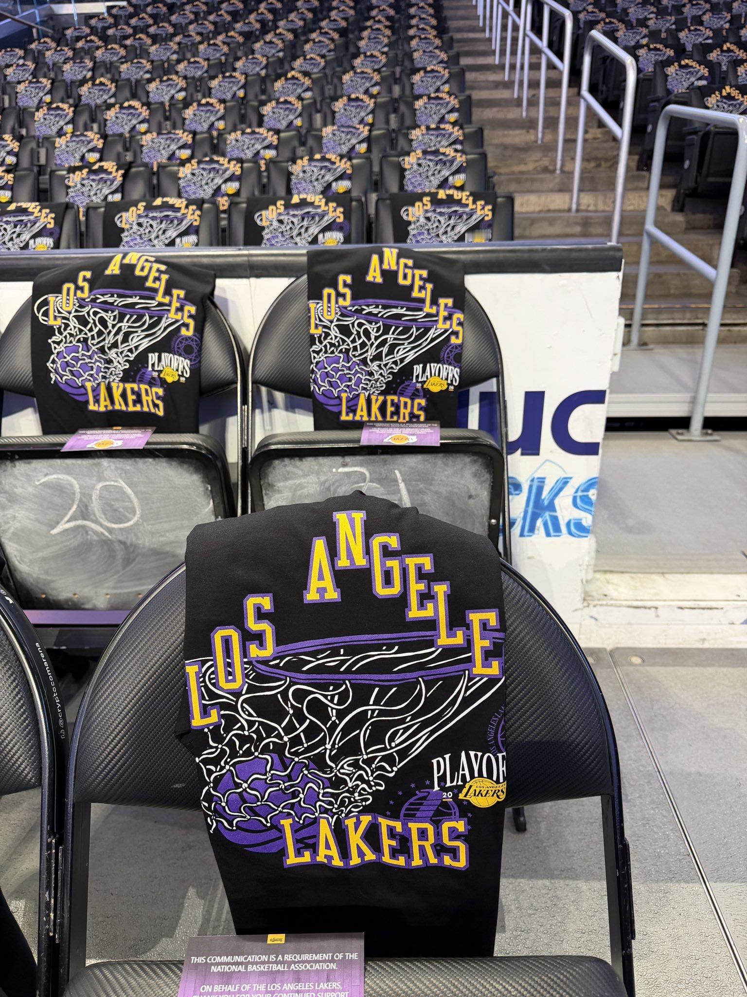 ▲湖人主场这小礼物还不少啊 