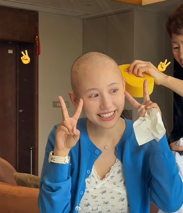 【#一栗小莎子晒假发照#】#一栗小莎子还需化疗5次#近日，千万粉丝网红“一栗小莎