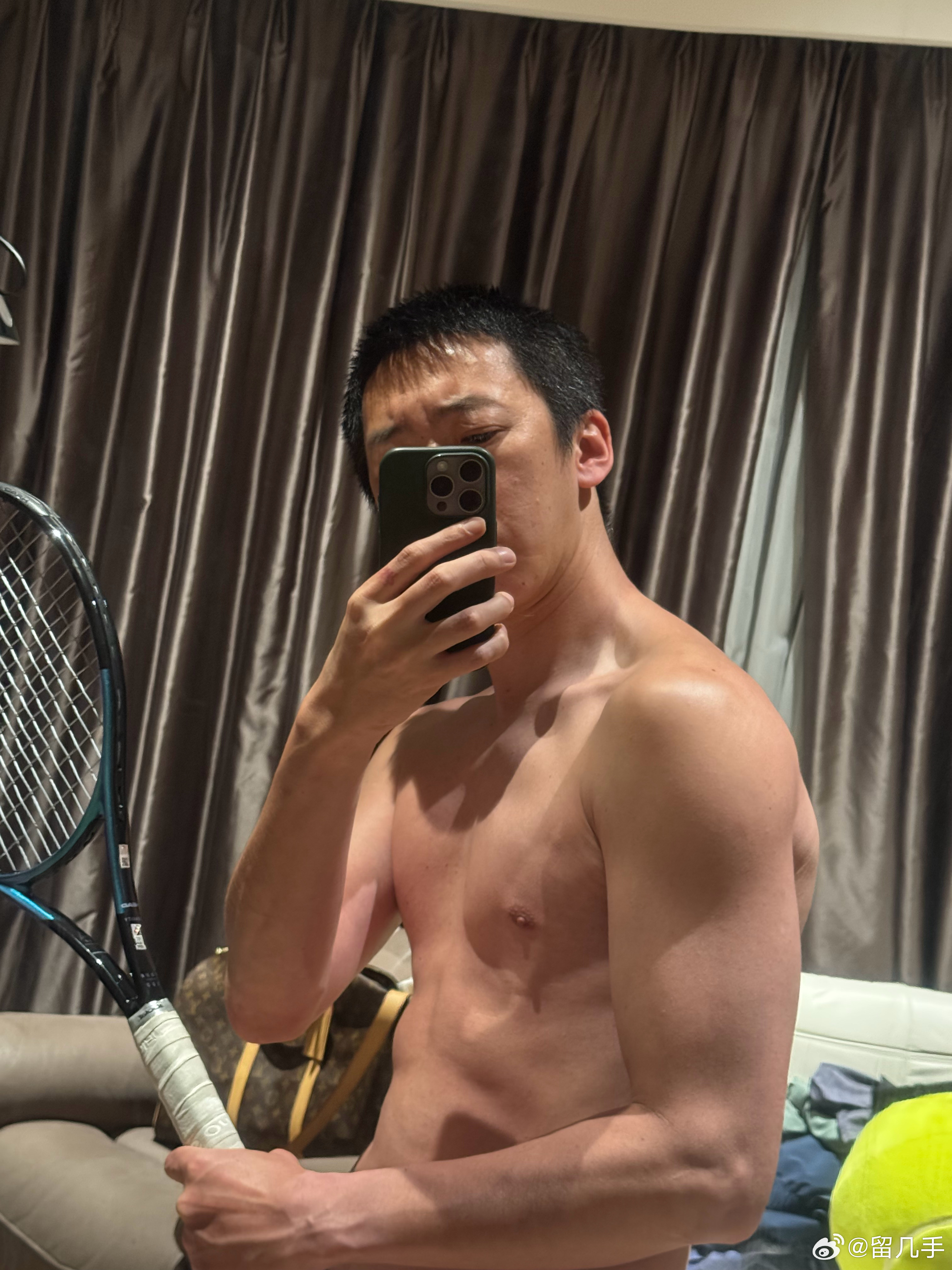 打网球的副作用：人晒黑了。无用肌肉迅速流失，胸快掉没了，腹肌也瘪了。可惜了我的胸