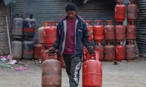 [下雨]3亿人排队抢气，高端餐厅改卖冷盘：一场让印度“大国梦”破防的能源危机。