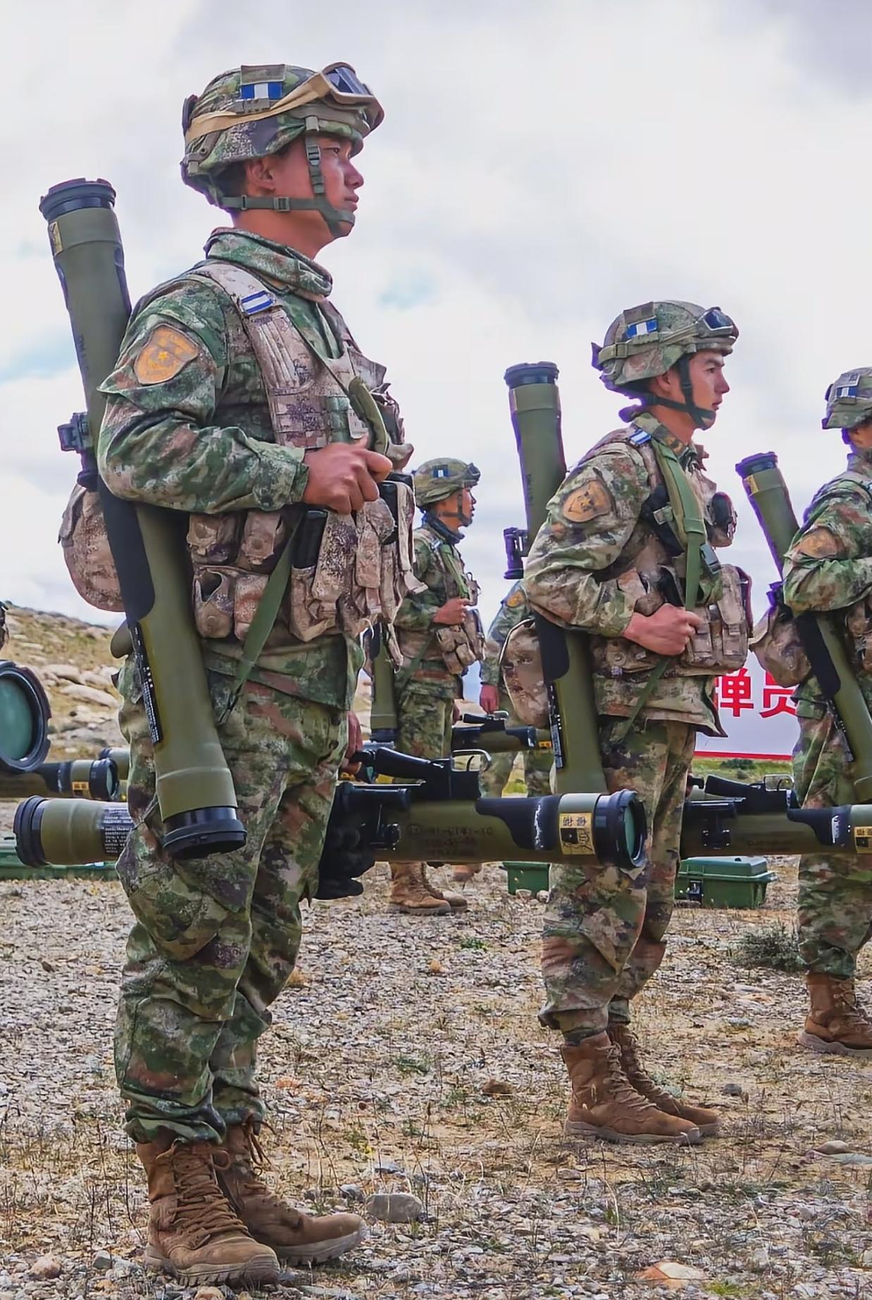 感觉现在步枪已经成为防御性武器了！
之前看过一个军事采访，一个首长说现在枪是给战