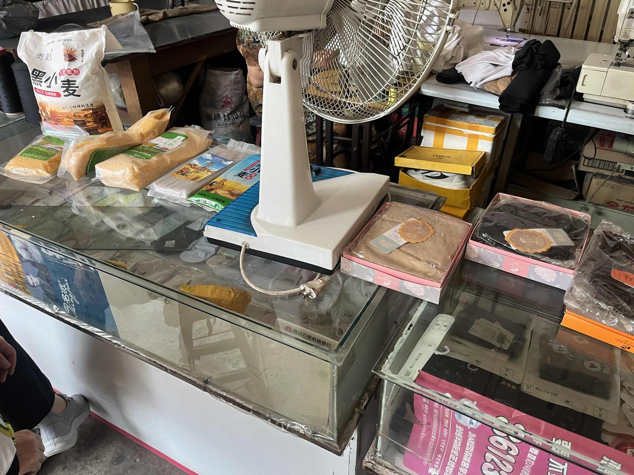 农村裁缝铺，开了起码有个二十年吧，裁裤边，普通边6元、原边15元、双道线15元，