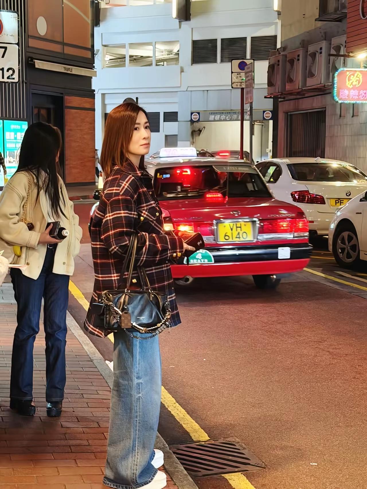 50岁的佘诗曼生活照，无美颜无滤镜，让多少人羡慕了。这走出去最多也就是二十几岁的