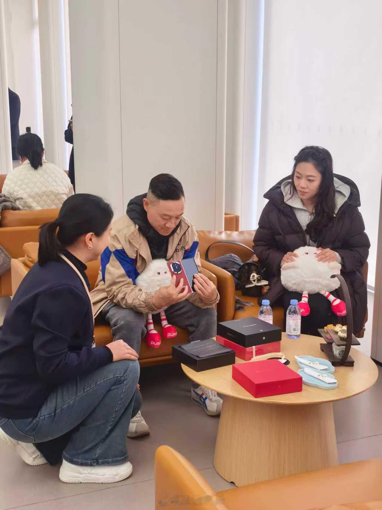 全国各地华为门店成偶遇明星现场如果你在找一款能当作主力机的折叠屏，华为Mate 