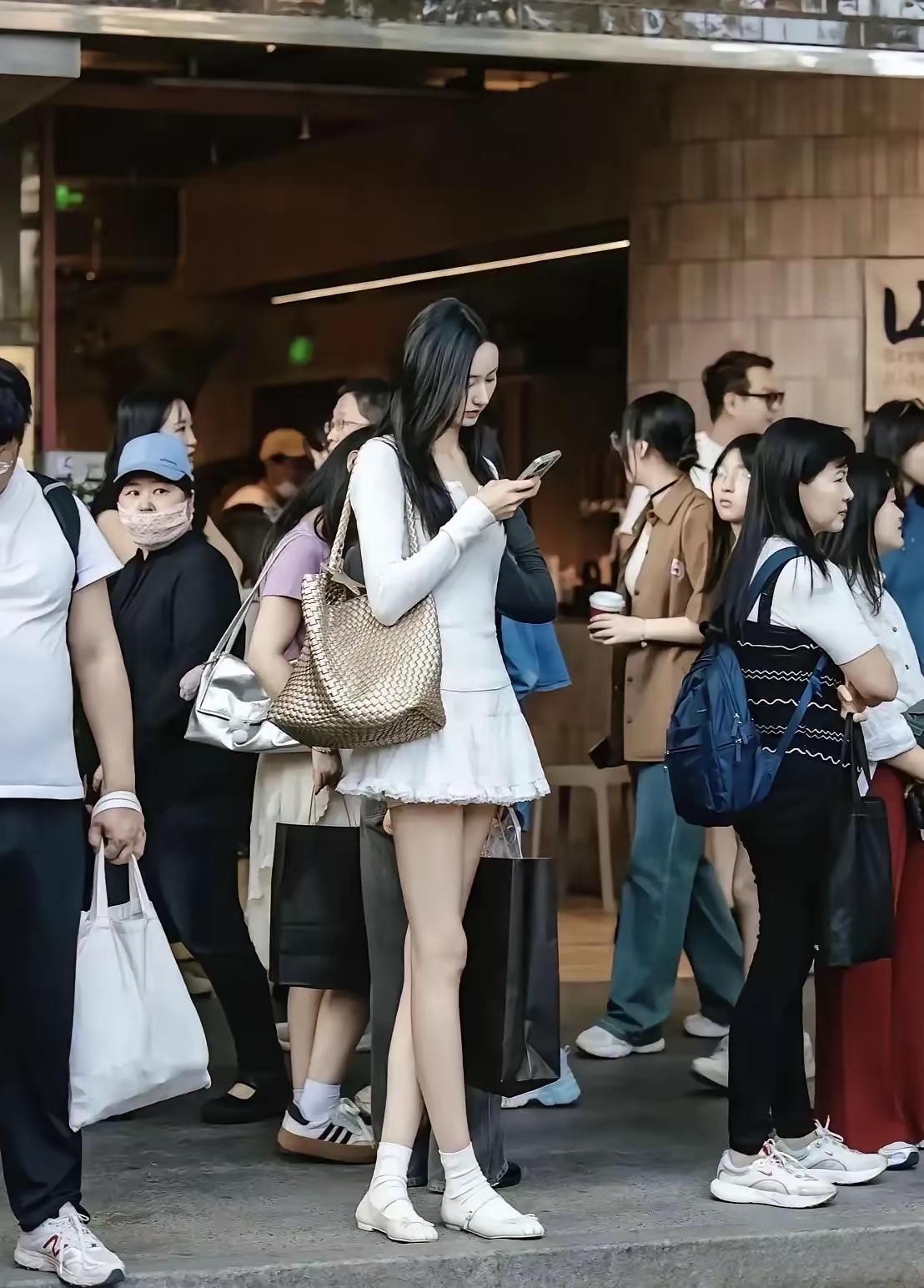 如何看待女生穿丝袜爱美是天性，丝袜是增加回头率得利器