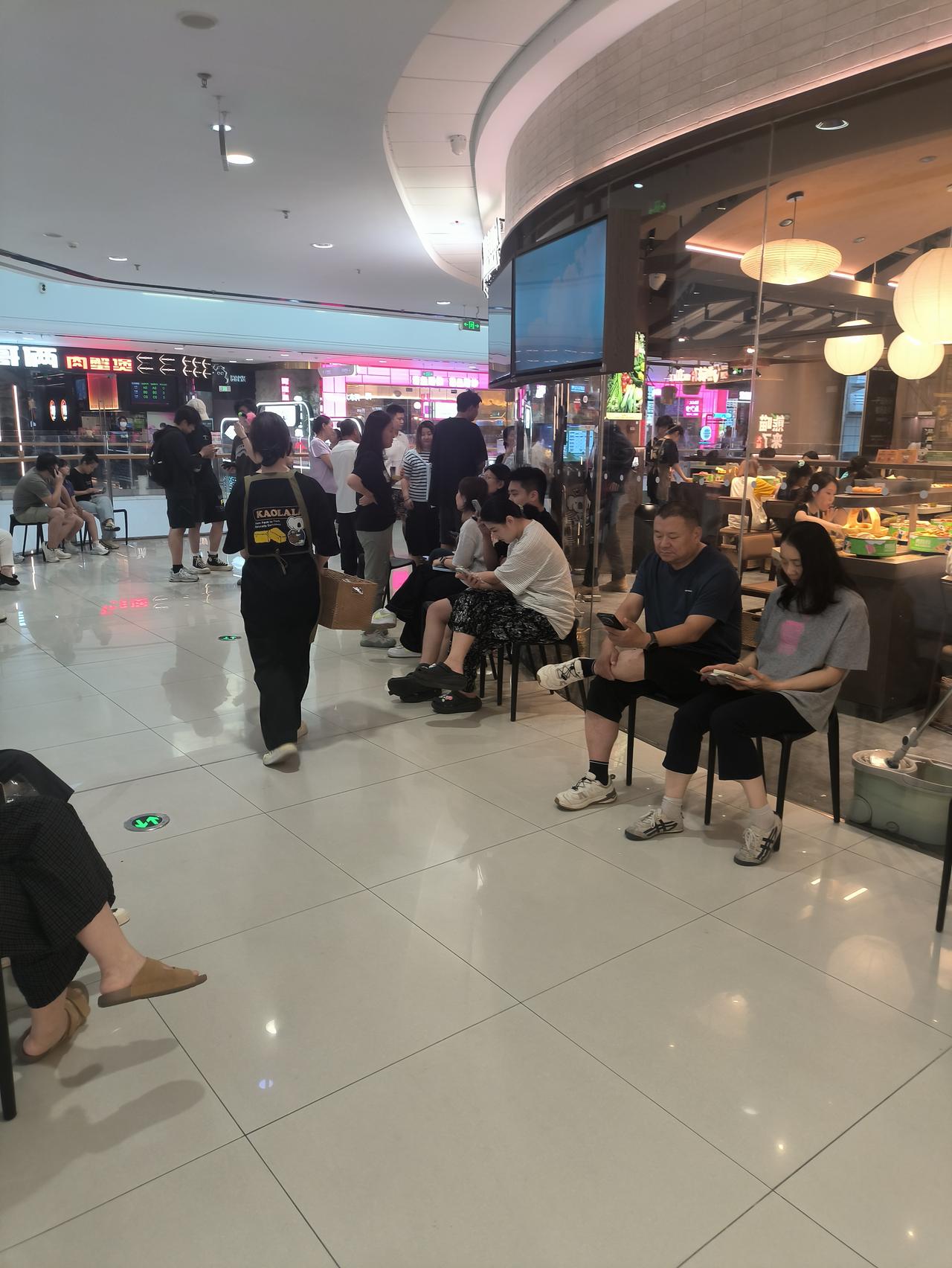 山东淄博富力万达广场的餐饮项目还是不错的。
单看餐饮似乎看不出经济有什么不好。