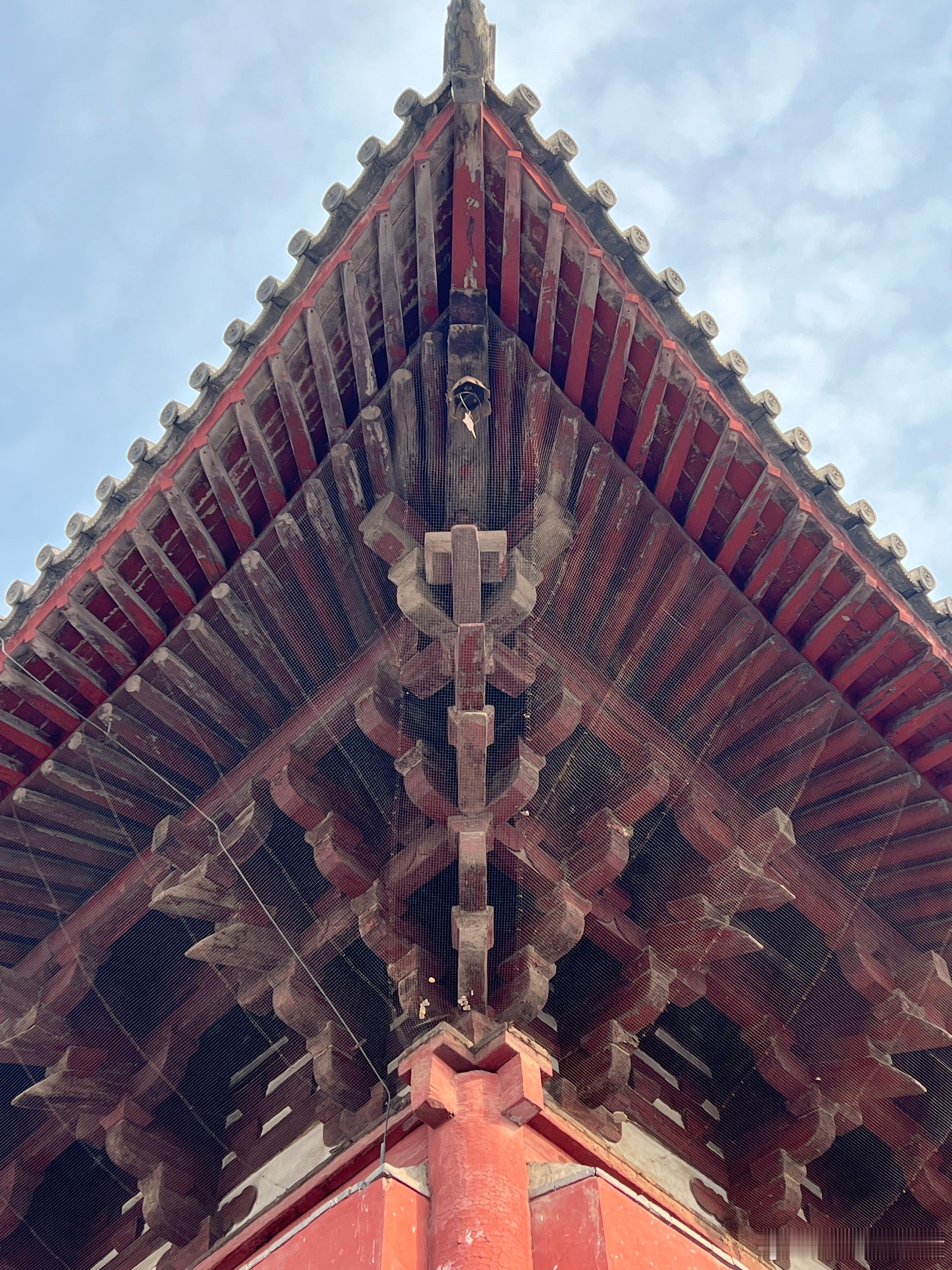 义县奉国寺大雄殿，最早的附角斗实例。附角斗：为转角栌斗旁的一缝或数缝铺作。  ​