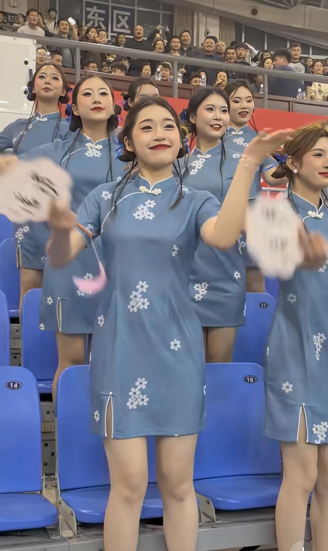 永州主场女子拉拉队有点意思！

两位主角可能是想演绎，白素贞与小青的故事。

队