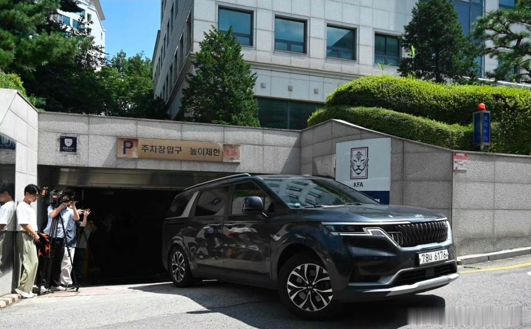 近期，韩国足坛爆出震动行业的腐败丑闻，韩国足协被证实曾在世预赛、奥预赛关键周期，