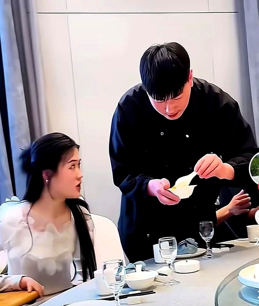 有人说，时隔两年，朱之文的儿子朱单伟变了个模样。

这真是个令人惊讶的故事——从