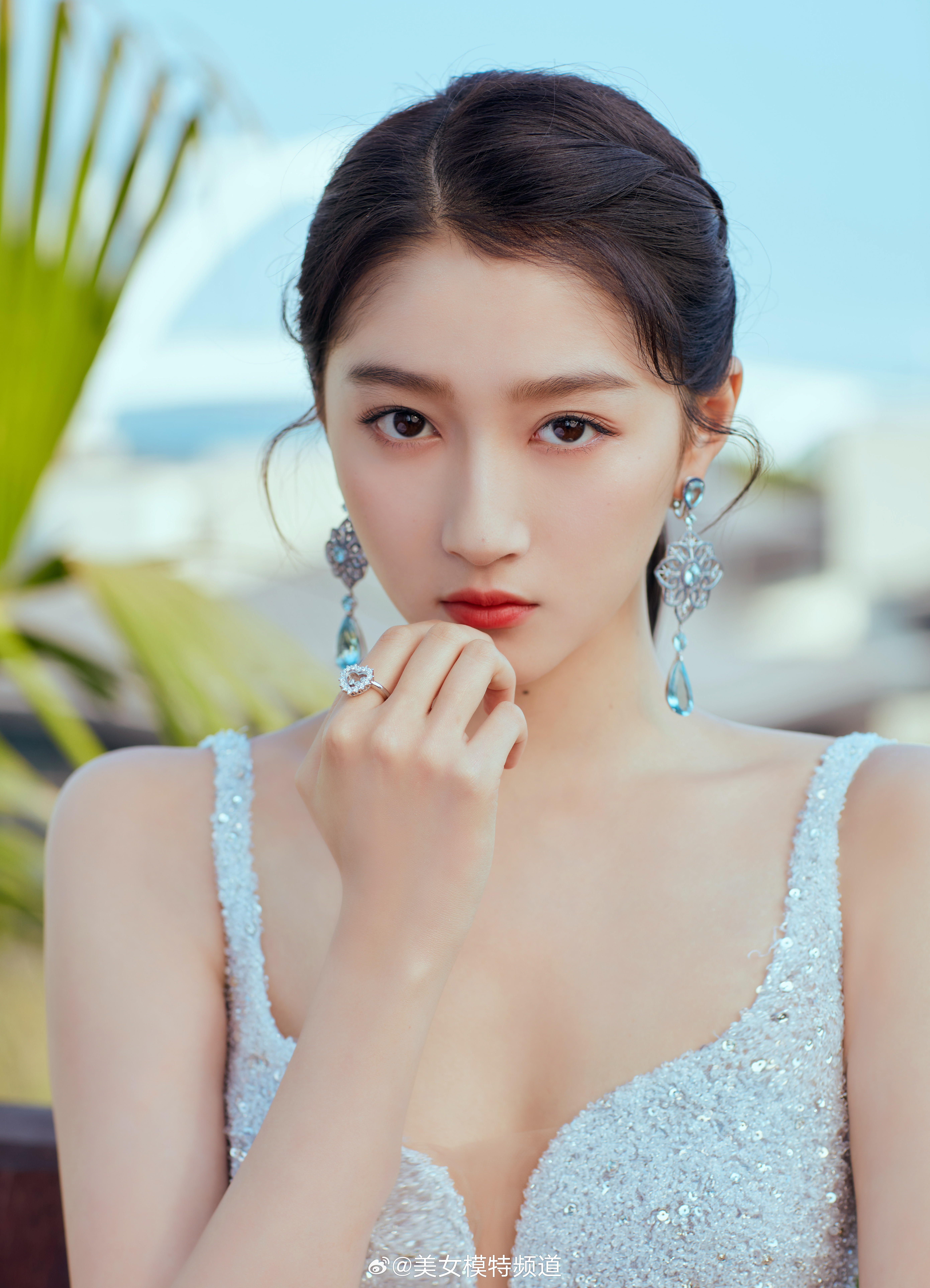 关晓彤迷人纱裙 