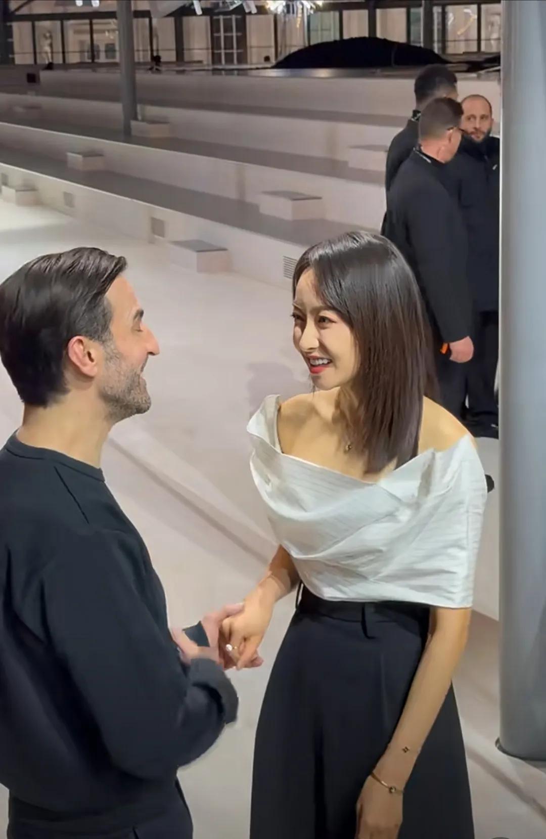 Lv大秀宋茜看秀状态无敌了，给人大气又温婉的感觉，她总是给人一种少女的感觉，这么