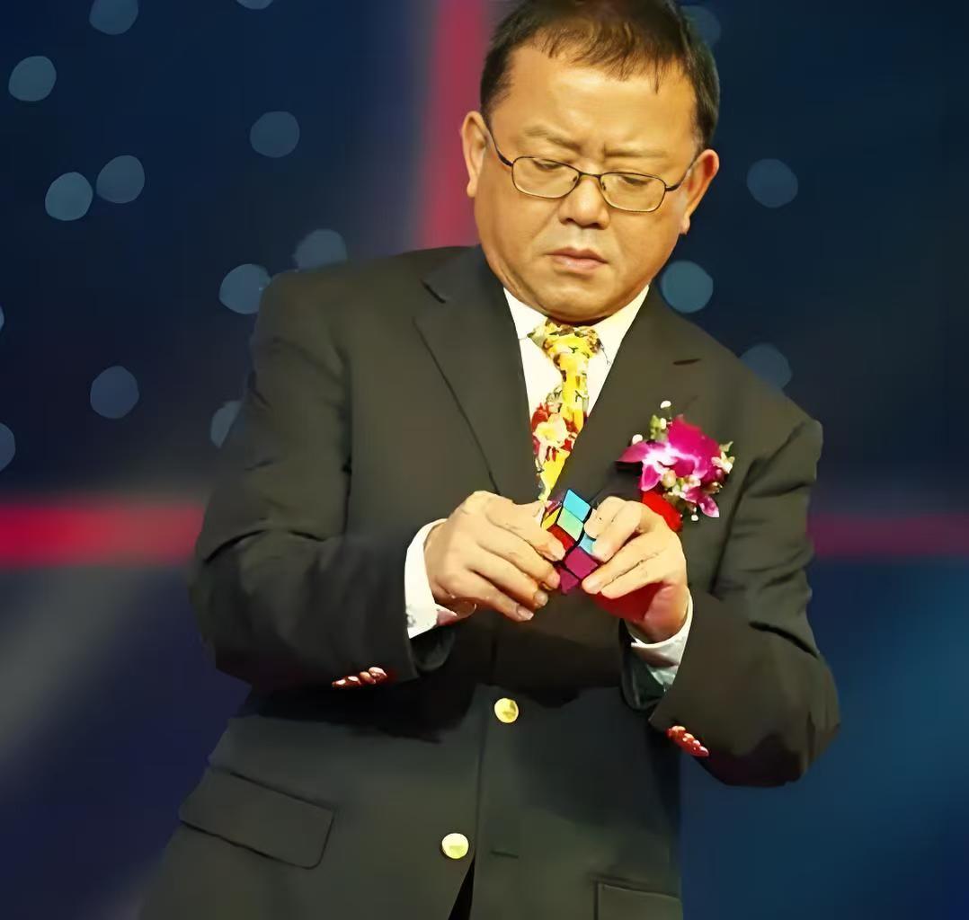 当年，王刚为送女儿王婷婷出国留学筹资150万，一年后王婷婷爱上一外国人...