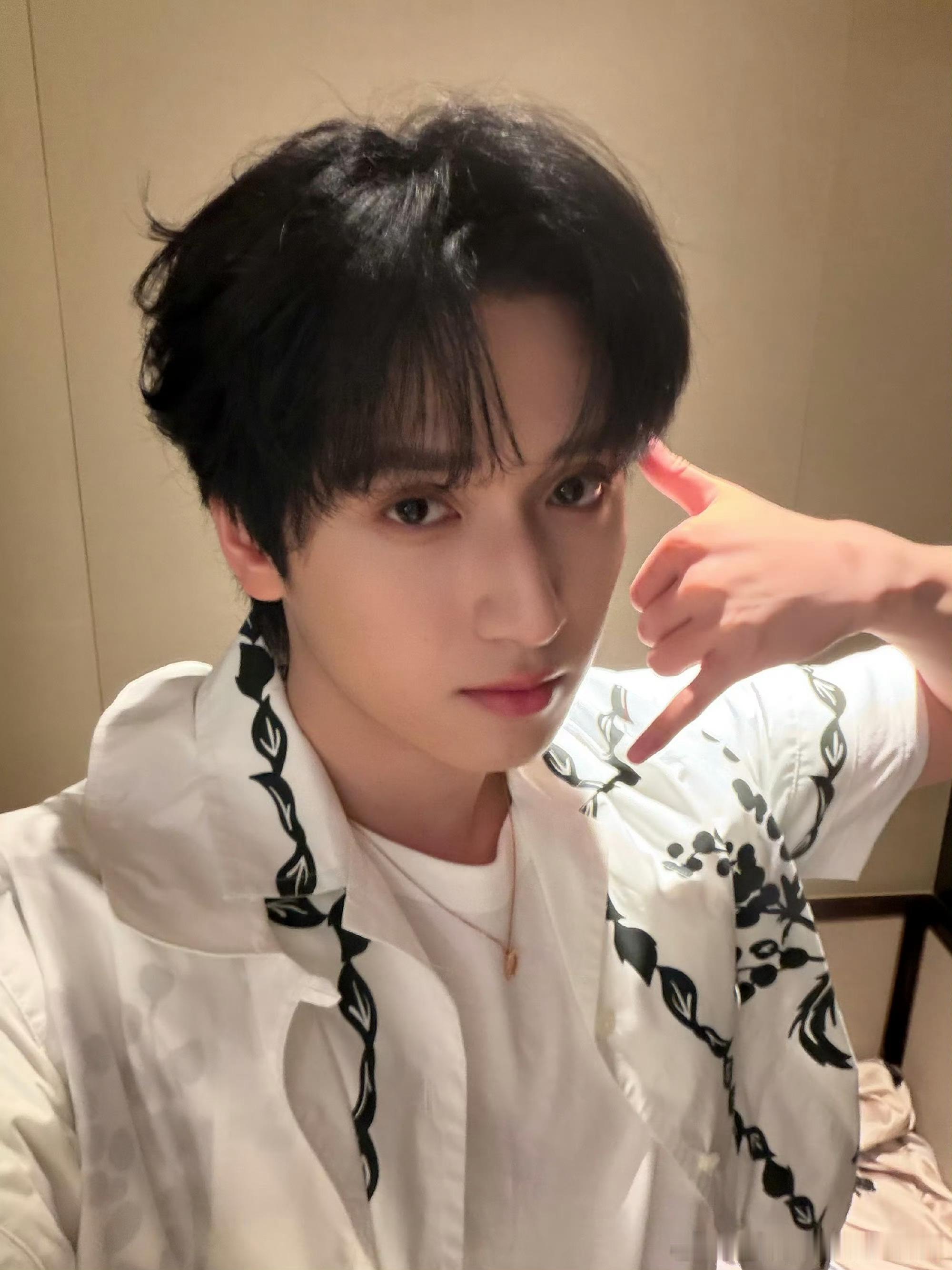 严浩翔真温柔小熊 他好像天生就能把任何东西顶得好看。这次是只小熊玩偶，软软地搁在
