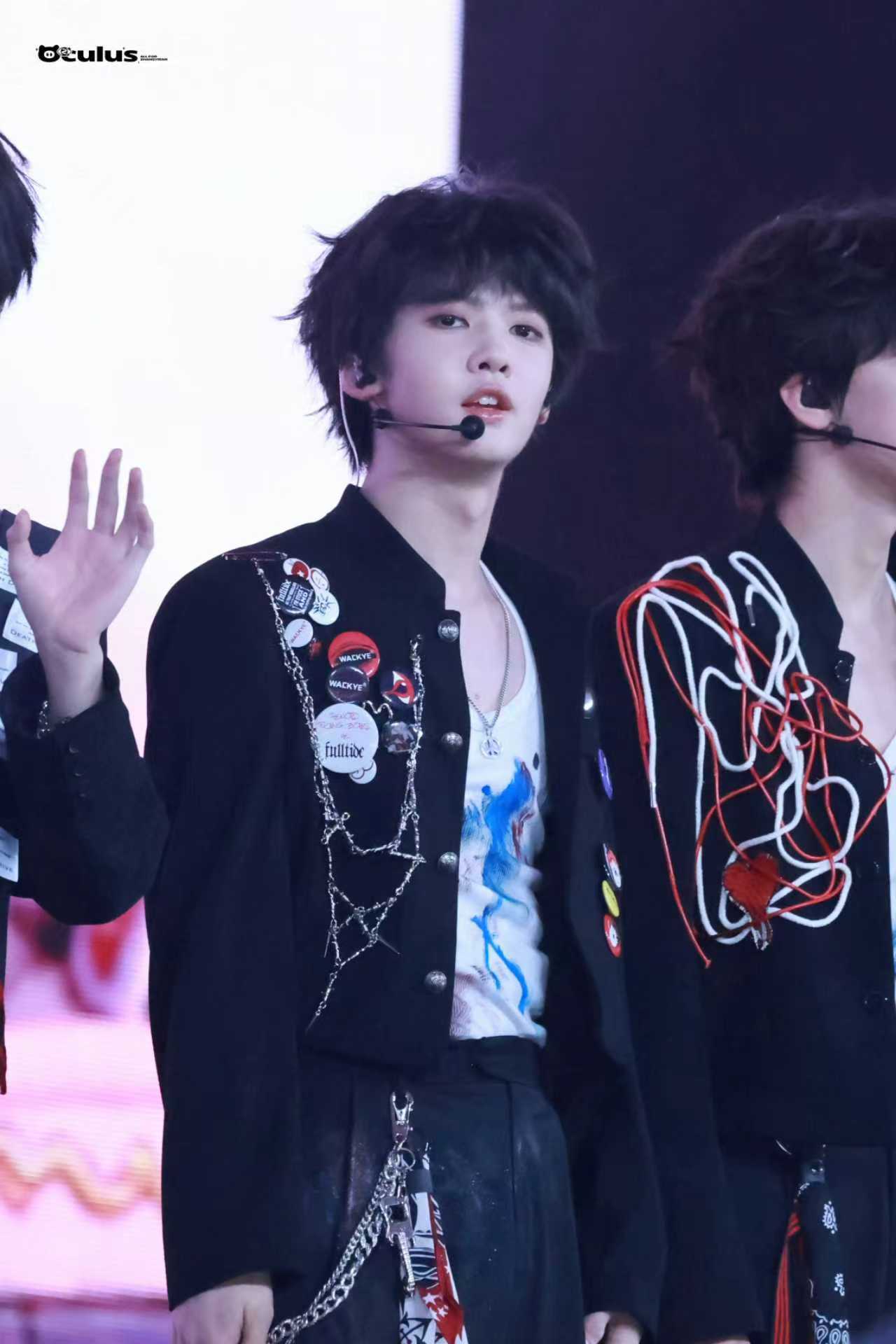 张奕然演唱会生图张奕然演唱会生图，好帅气的一张脸 