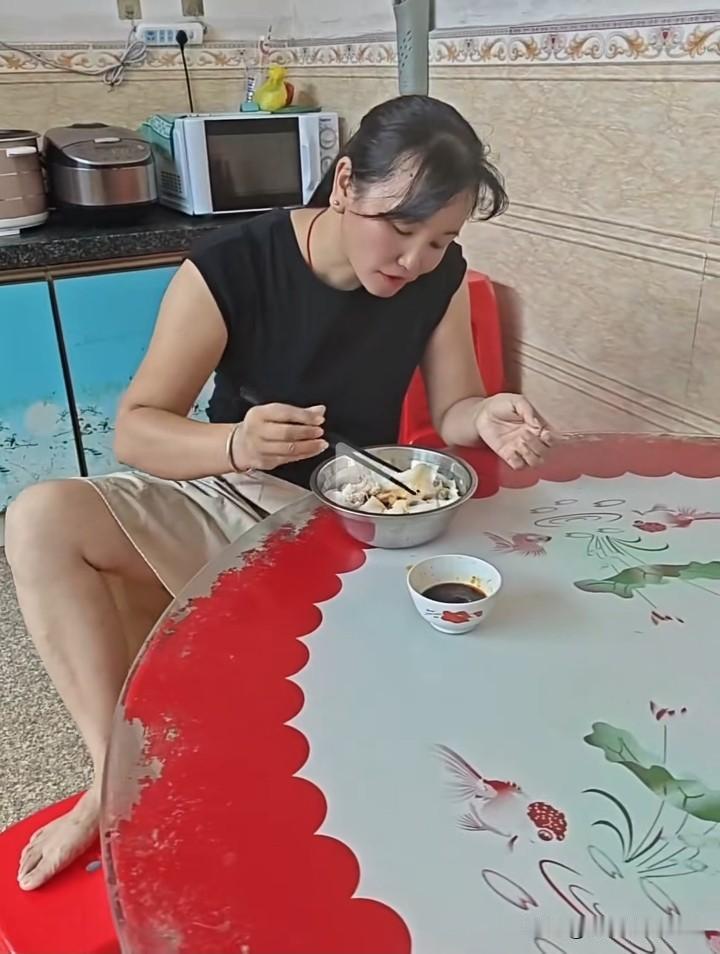 一碗酸粉，那真是能让人又爱又恨的美食！上次去广西旅游，我就被当地的酸粉狠狠拿捏了