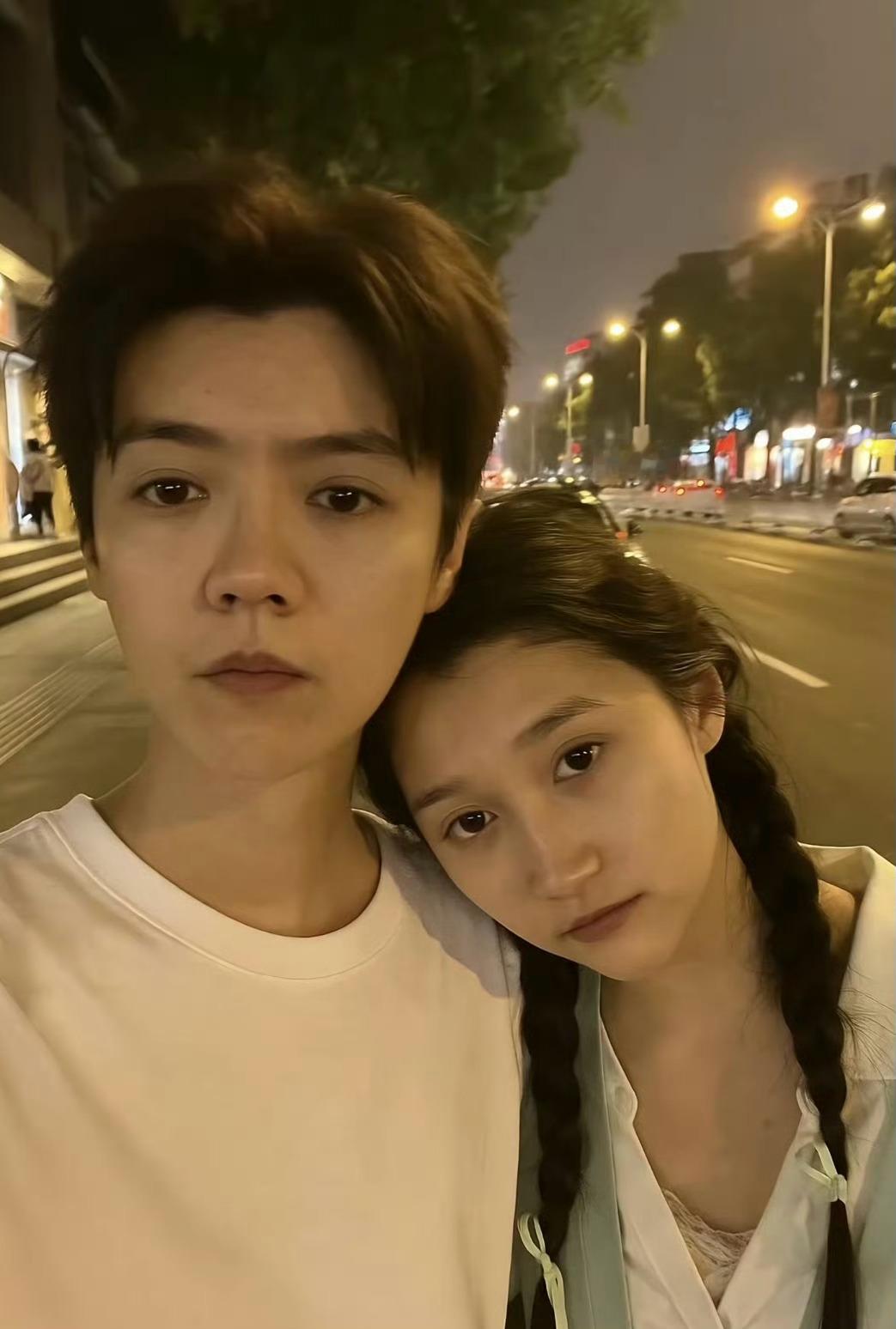 鹿晗 关晓彤 我以为又和好了呢？不过看图，似乎完全看不出来是明星啊，和普通人没区