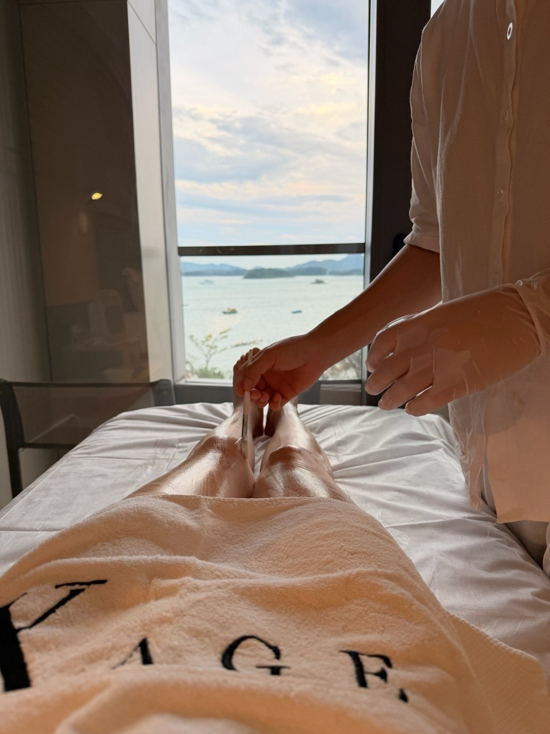 最近做了个全身美白 hk的一个店 我刷到种草很久了全身刷酸➕超光子  效果真的还