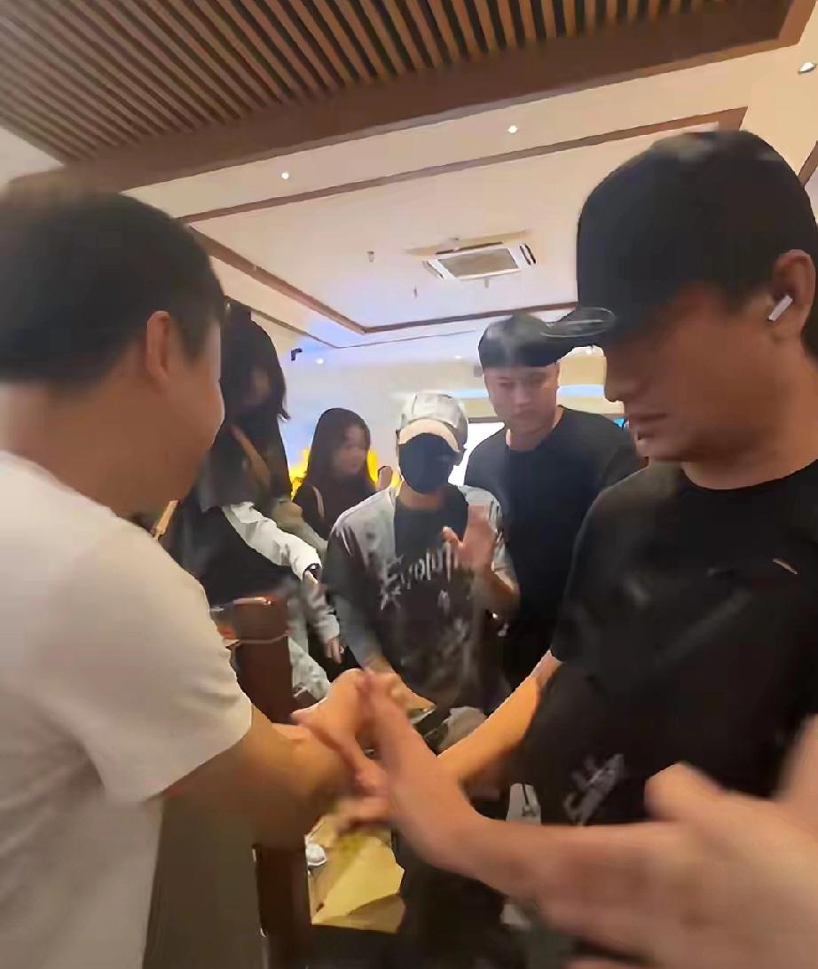 谢霆锋南昌演唱会落幕，低调打卡土菜馆，10人10菜能吃辣
 
在阅读此文之前，辛