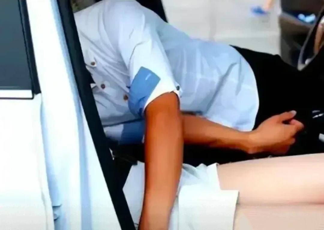 “离了婚却还住在一起，为了孩子维持表面上的幸福，男子却因怀疑前妻出轨，开车多次冲