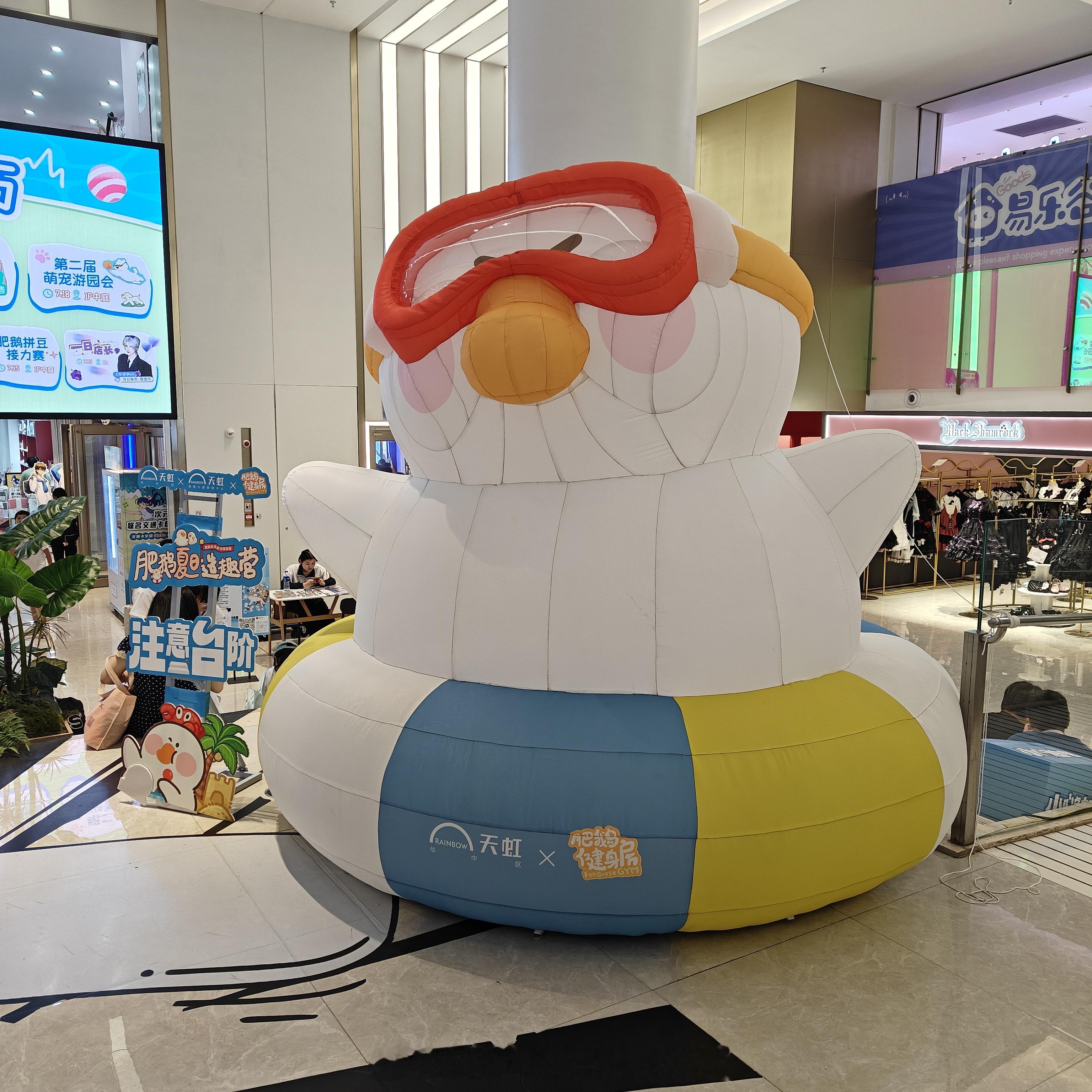 感觉确实放暑假了最近南昌来了好多外地人各种游乐设施里的小朋友也很多行李箱基本都堆