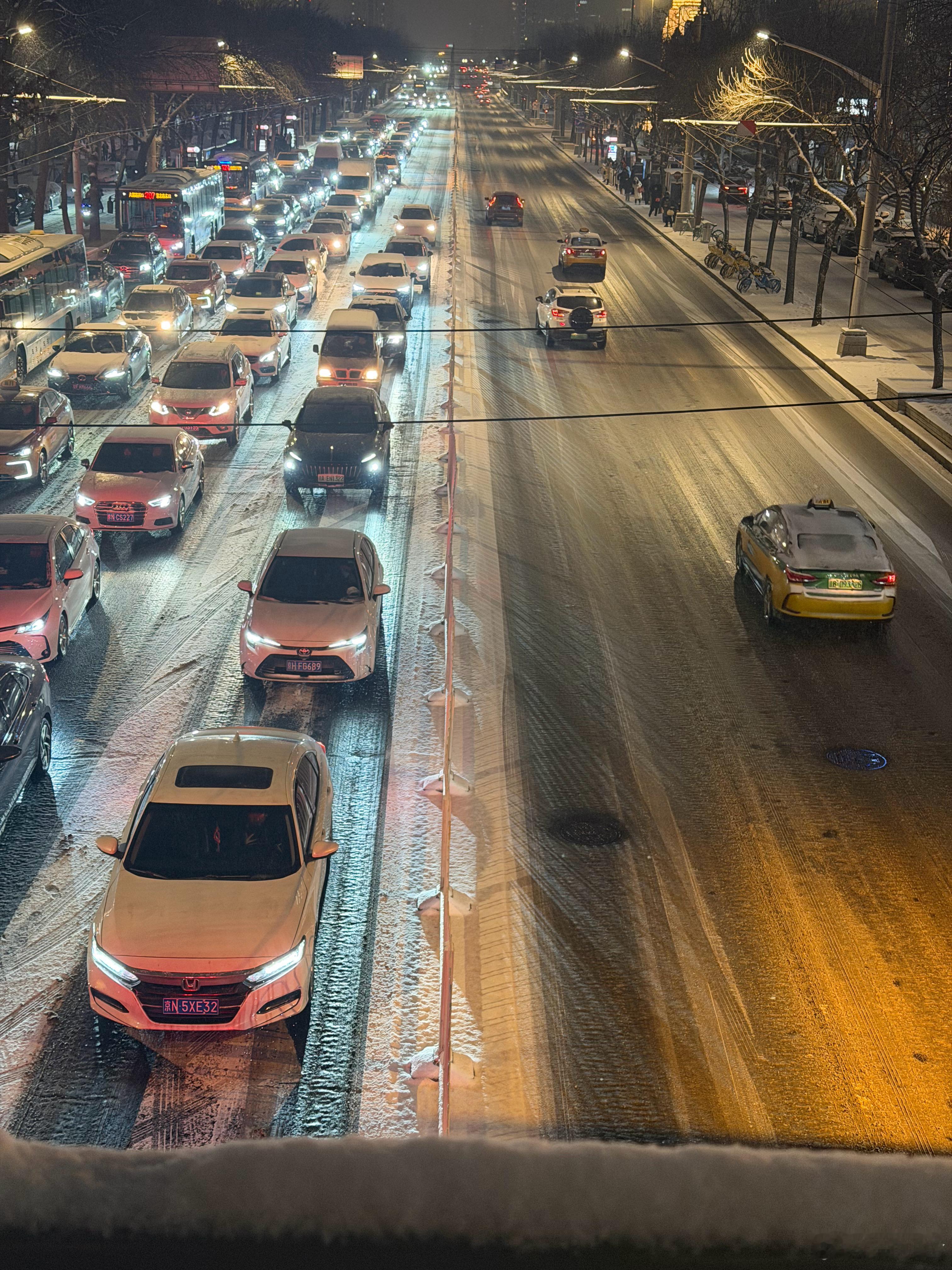 好些年没在北方过冬天。小时候，每年春节都是下着大雪，积雪踩上去咯吱咯吱，没有融化