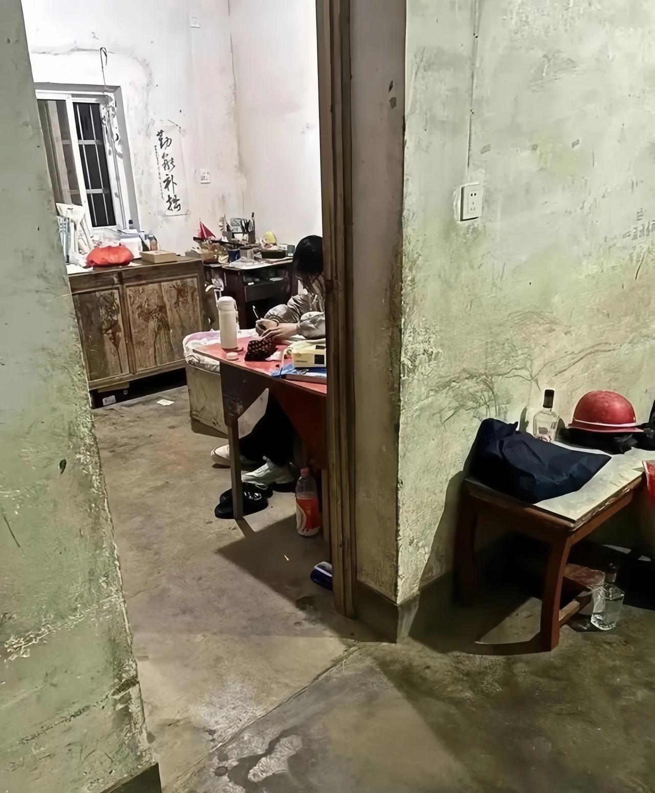 即使这样的生活环境，小孩还是坚持好好学习，天天向上。