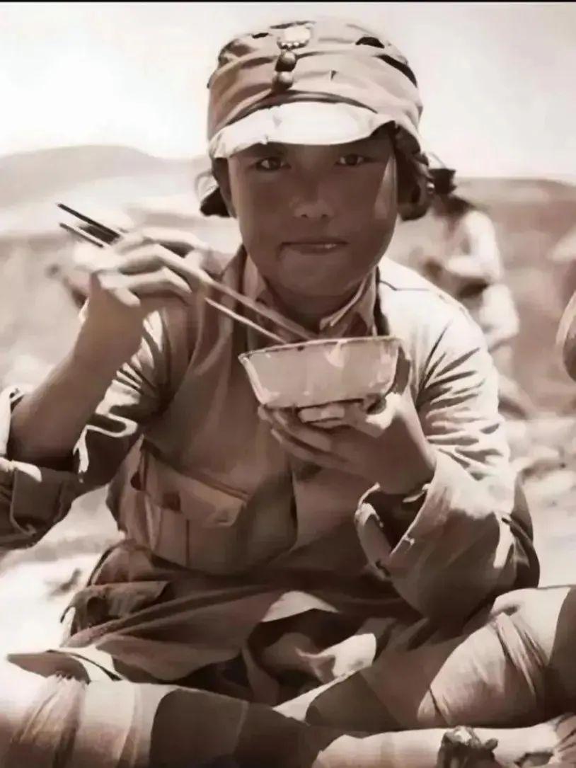 这才是真实的女八路，并非电视剧里呈现的样子，她们没有华丽的服装，也没有精致的妆容