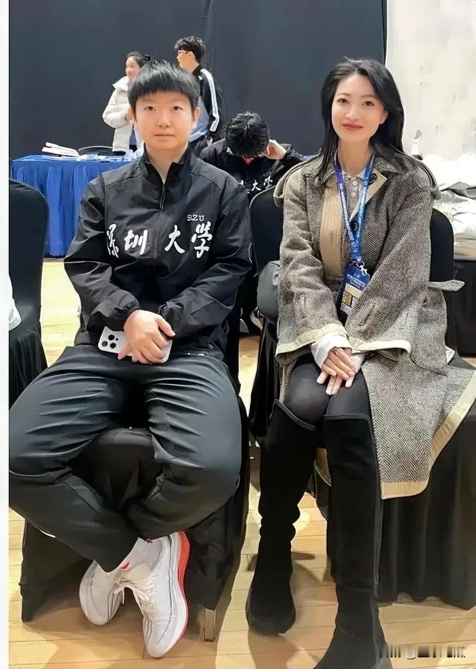 孙颖莎踏入深圳大学，校园里瞬间洋溢着青春活力的气息。
在教室里，她专注聆听，眼神