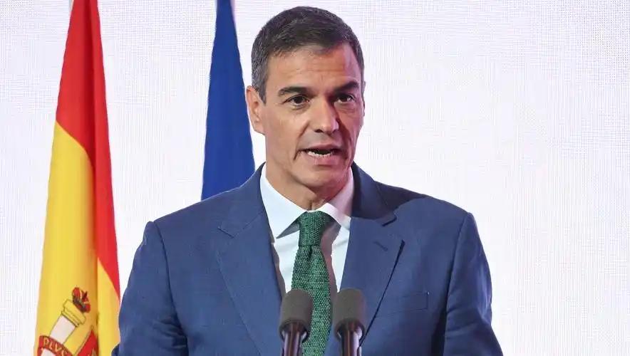 [月亮]第4次访华落地北京！被特朗普威胁后，桑切斯找上中国。


在如今媚美跪强