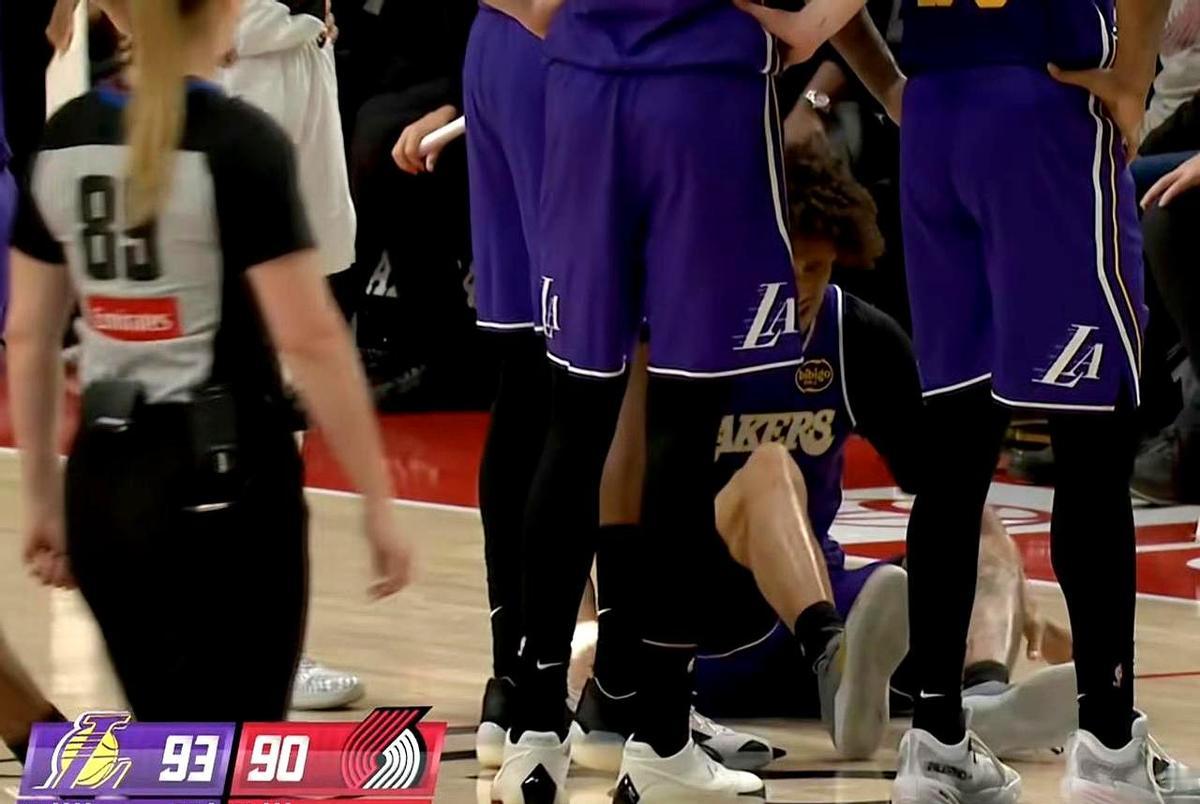 海斯又倒了，湖人内线直接塌了。
戴维斯一天打40分钟，铁人也扛不住。
伍德刚爬起