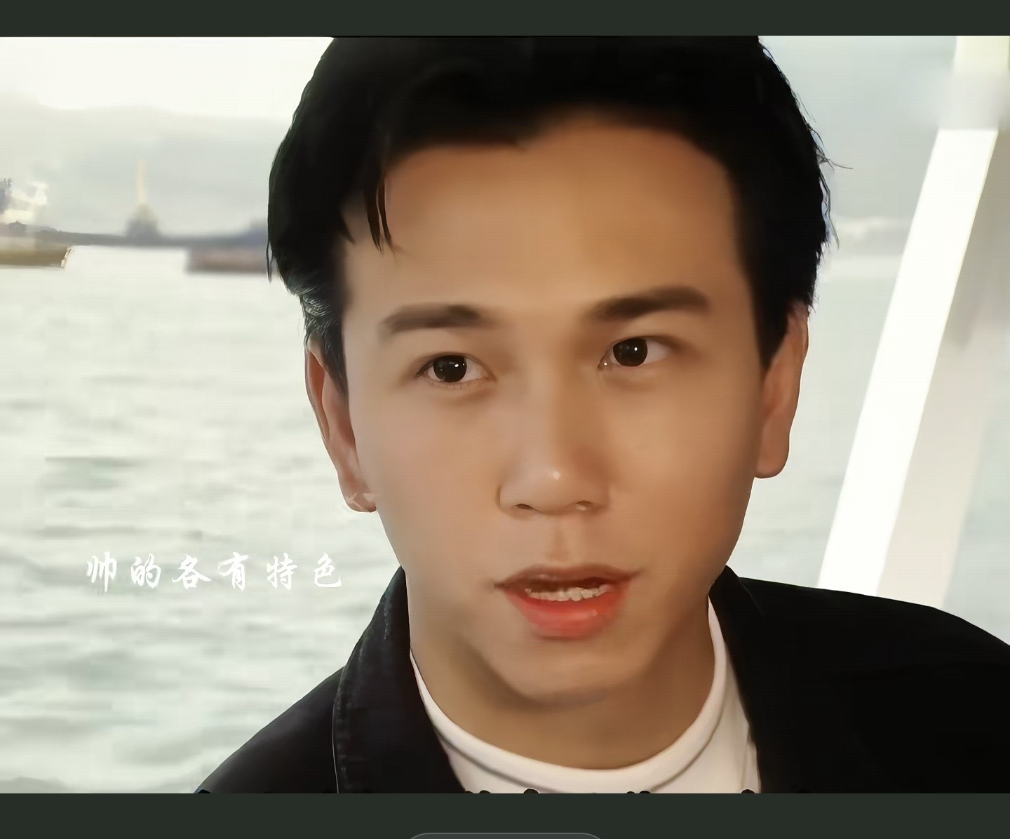 男人要想混得好，头发必须往后倒。头发往后倒，一看就是大领导。拨开他的刘海，看他的