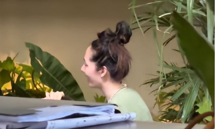 郭碧婷真的很爱扎这种雷霆丸子头 
