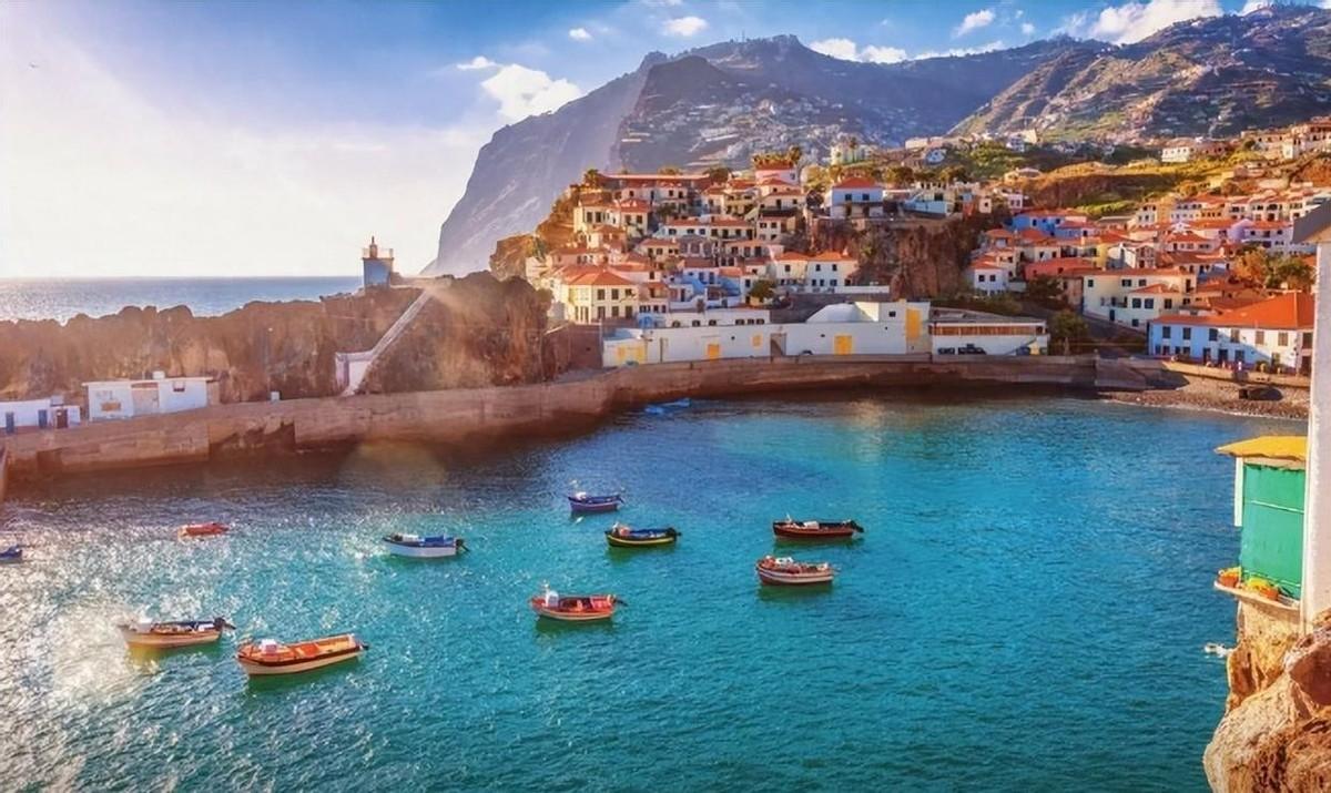 葡萄牙，伊比利亚半岛上的小国，曾因航海昌盛风光无限，船只远航世界各地，建立起庞大